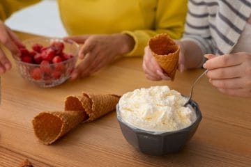 Za domač sladoled res ne potrebujete aparata: dovolj sta blender in zamrznjeno sadje