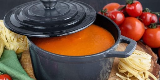 Brez kuhanja in brez vroče kuhinje: hladna paradižnikova juha, ki poleti navduši