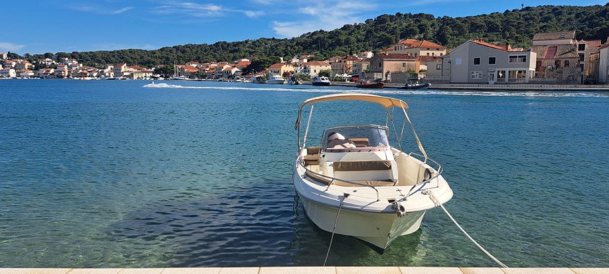 Hrvaška ostaja prva izbira, a skoraj tretjina ljudi bo dopust preživela doma
