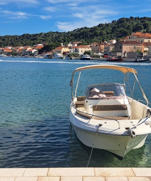 Hrvaška ostaja prva izbira, a skoraj tretjina ljudi bo dopust preživela doma