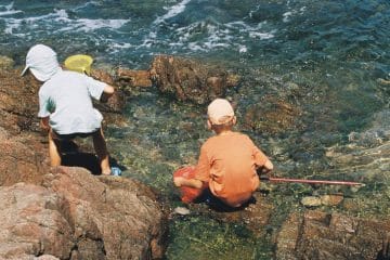 10 preprostih nalog na plaži, ki otroka zaposlijo za dve uri brez telefona