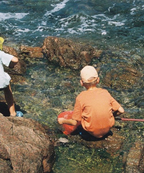 10 preprostih nalog na plaži, ki otroka zaposlijo za dve uri brez telefona