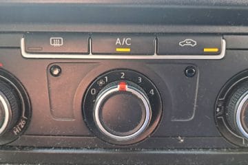 Poznate delovanje teh dveh gumbov? Z njima pravilno ohladite avtomobil