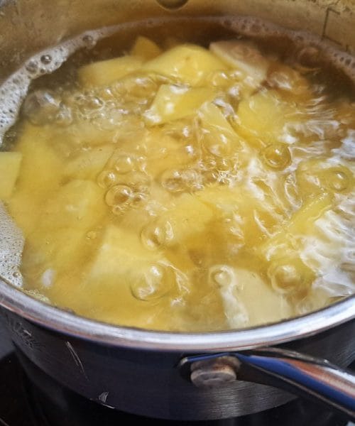 Krompir bo hitreje skuhan, če ga narežete enakomerno