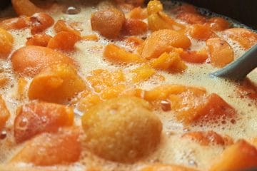 Koliko sladkorja gre v marelično marmelado? Razmerje odloča o gostoti in barvi