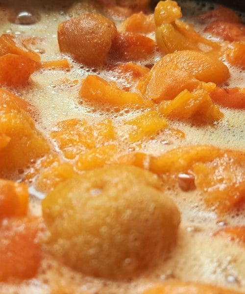 Koliko sladkorja gre v marelično marmelado? Razmerje odloča o gostoti in barvi
