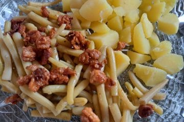 Kosilo iz treh sestavin, ki še vedno nasiti: kuhan krompir, fižol in ocvirki