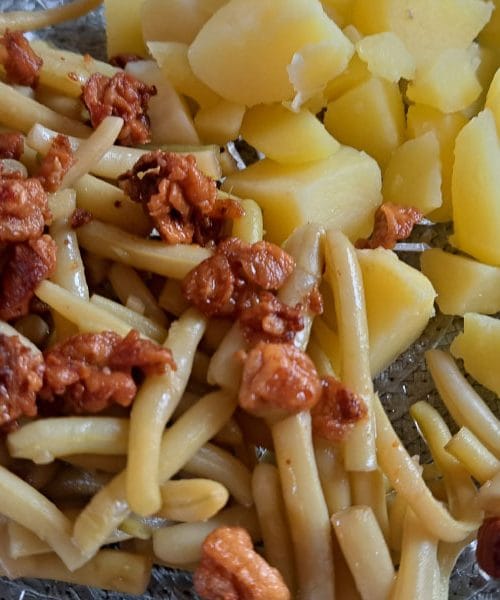 Kosilo iz treh sestavin, ki še vedno nasiti: kuhan krompir, fižol in ocvirki