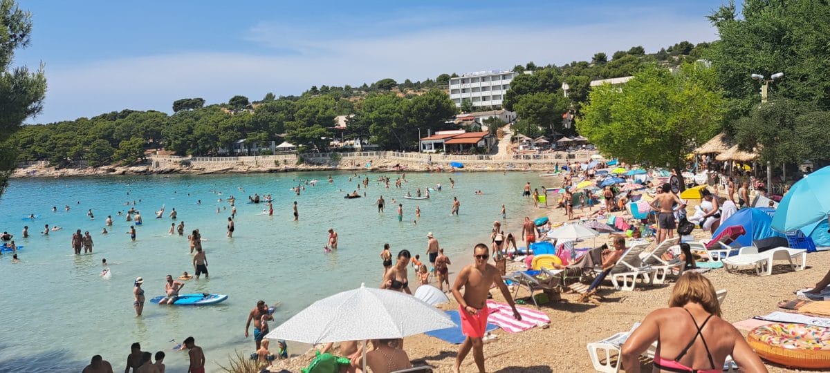 Prizor s plaže, ki ga danes vidimo le redko: Slanica na Murterju še vedno živi po starem