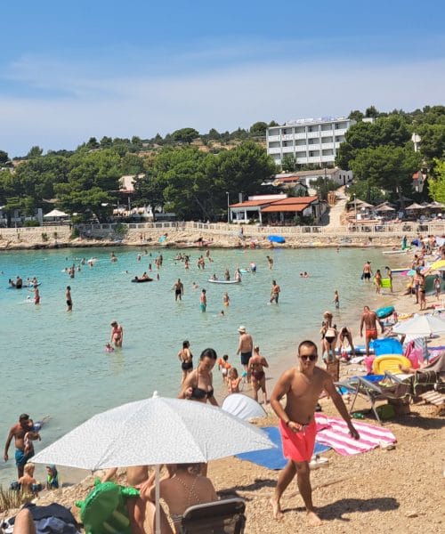 Prizor s plaže, ki ga danes vidimo le redko: Slanica na Murterju še vedno živi po starem