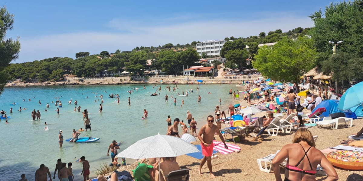 Prizor s plaže, ki ga danes vidimo le redko: Slanica na Murterju še vedno živi po starem