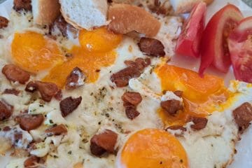 Poletni zajtrk, ki je lahko tudi kosilo: jajca, ocvirki, kruh in paradižnik