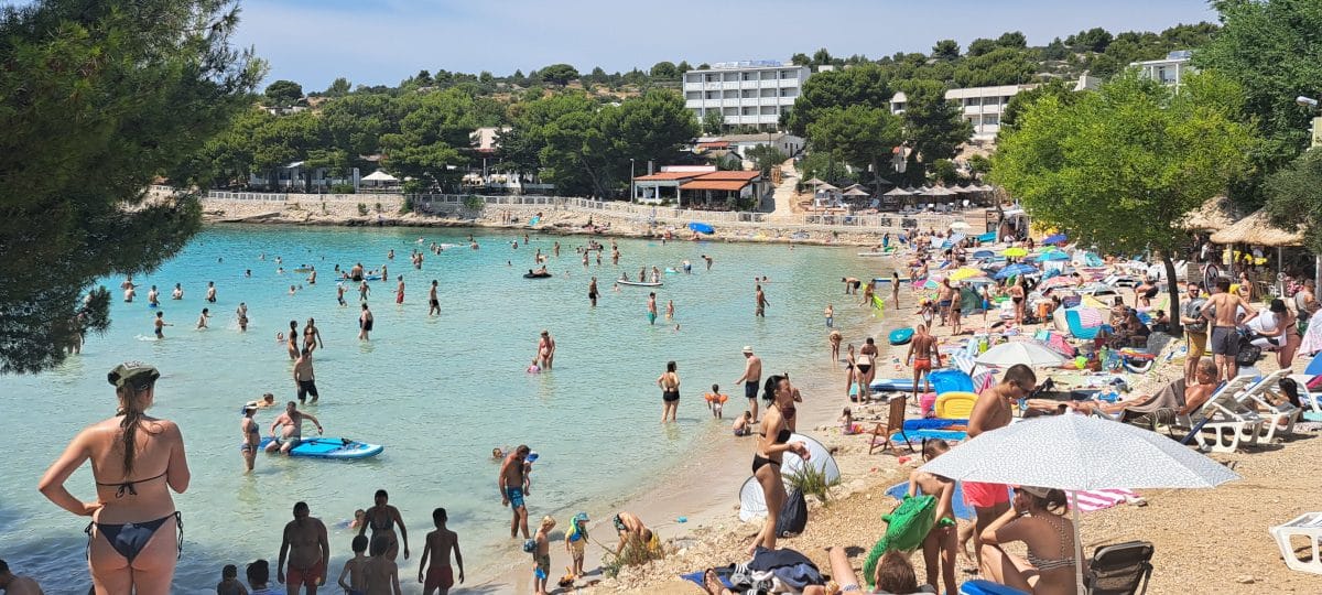 Eden ob drugem: Prizor s hrvaške plaže, ki je bil pred leti nekaj običajnega