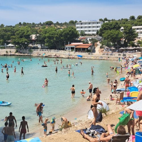 Eden ob drugem: Prizor s hrvaške plaže, ki je bil pred leti nekaj običajnega