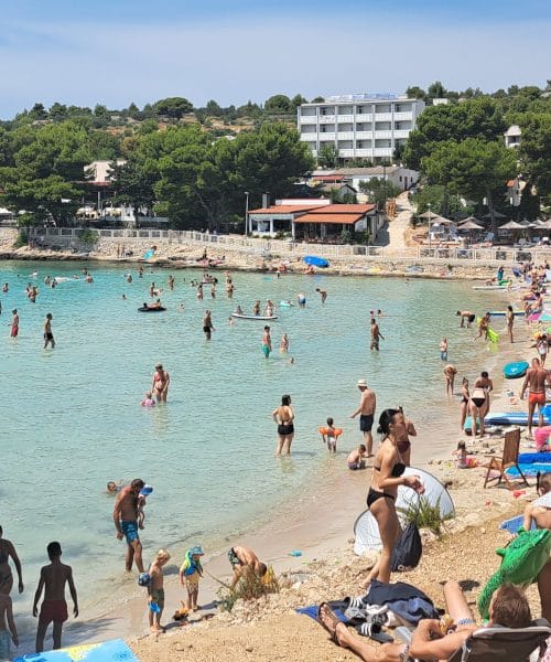 Eden ob drugem: Prizor s hrvaške plaže, ki je bil pred leti nekaj običajnega