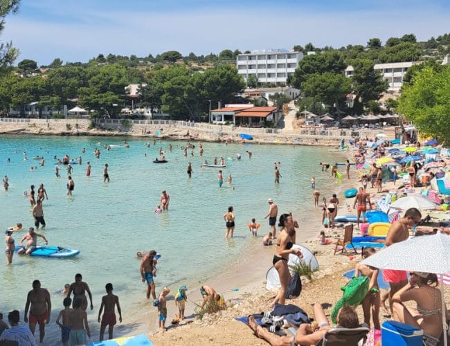 Eden ob drugem: Prizor s hrvaške plaže, ki je bil pred leti nekaj običajnega