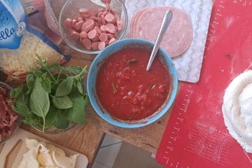 Najboljša domača pica se začne veliko prej, preden gre v pečico