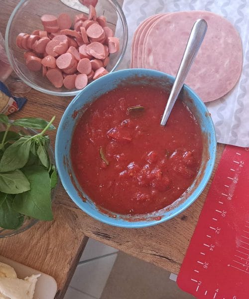 Najboljša domača pica se začne veliko prej, preden gre v pečico