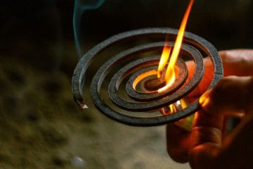Spirala proti komarjem ni za vsak kotiček: tako jo uporabljajte varneje
