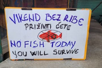 Ribič z Murterja spet nasmejal turiste: “Vikend brez ribe, preživeli boste”