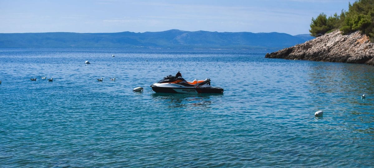 Si boste na morju sposodili vodni skuter? Brez treh stvari se vožnja hitro zaplete