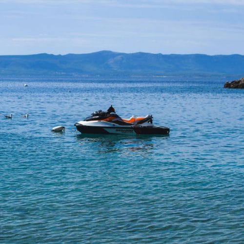 Si boste na morju sposodili vodni skuter? Brez treh stvari se vožnja hitro zaplete