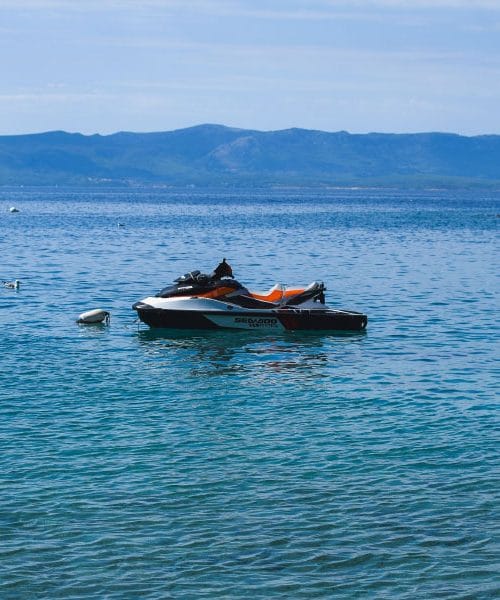 Si boste na morju sposodili vodni skuter? Brez treh stvari se vožnja hitro zaplete