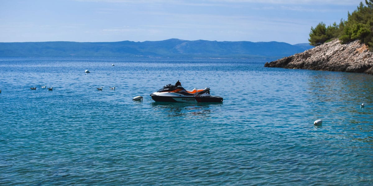 Si boste na morju sposodili vodni skuter? Brez treh stvari se vožnja hitro zaplete