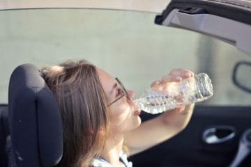 Vroč avto na parkirišču: teh 7 stvari poleti nikoli ne puščajte na sedežu ali armaturi