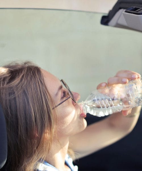 Vroč avto na parkirišču: teh 7 stvari poleti nikoli ne puščajte na sedežu ali armaturi