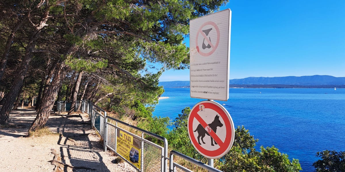 Znak za nudistično plažo