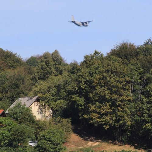 To letalo lahko nad Slovenijo opazite vse pogosteje: kaj zmore C-27J Spartan?