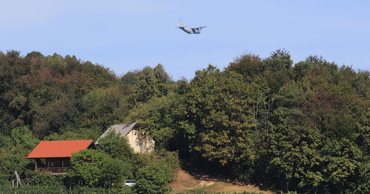 To letalo lahko nad Slovenijo opazite vse pogosteje: kaj zmore C-27J Spartan?