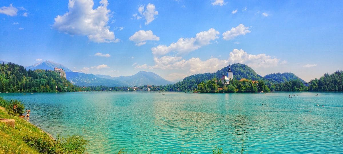 Katera slovenska jezera so poleti primerna za kopanje in katera raje občudujte z obale?