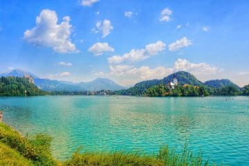 Katera slovenska jezera so poleti primerna za kopanje in katera raje občudujte z obale?