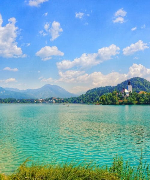 Katera slovenska jezera so poleti primerna za kopanje in katera raje občudujte z obale?