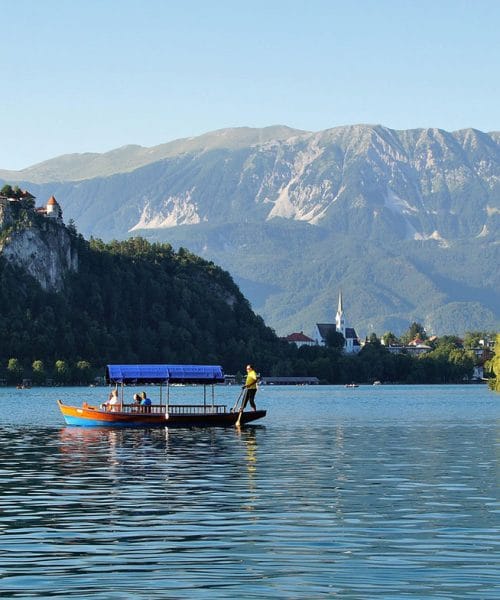 Neurje presenetilo obiskovalce Blejskega jezera: kaj, če vas nevihta ujame na vodi?