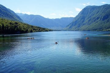Bohinjsko jezero: največje naravno stalno jezero v Sloveniji in biser Julijskih Alp