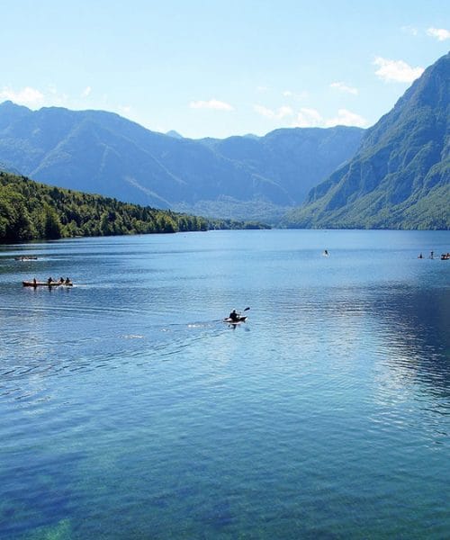 Bohinjsko jezero: največje naravno stalno jezero v Sloveniji in biser Julijskih Alp