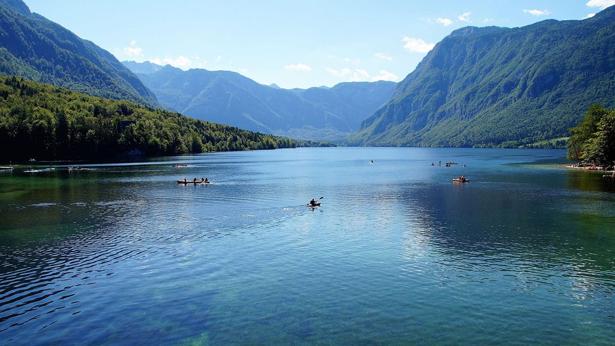 Bohinjsko jezero: največje naravno stalno jezero v Sloveniji in biser Julijskih Alp
