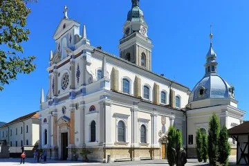 Brezje je najbolj znano romarsko središče v Sloveniji – kaj še lahko tam vidite?