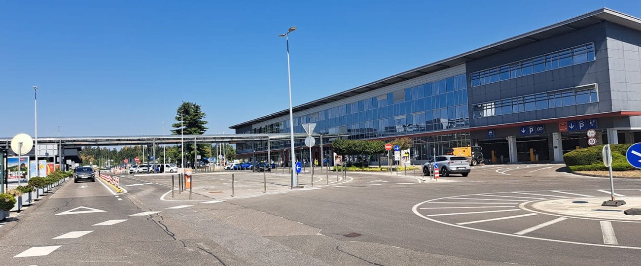 Letališče Brnik brez stresa: kje parkirati, koliko prej priti in kje spremljati prihode