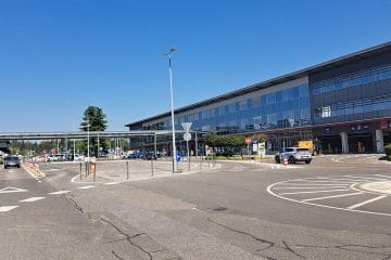 Letališče Brnik brez stresa: kje parkirati, koliko prej priti in kje spremljati prihode
