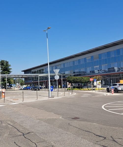 Letališče Brnik brez stresa: kje parkirati, koliko prej priti in kje spremljati prihode