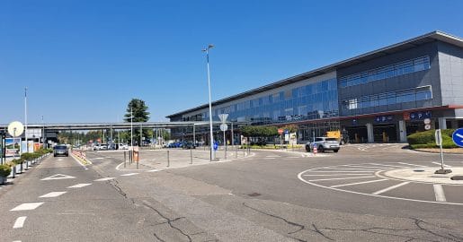 Letališče Brnik brez stresa: kje parkirati, koliko prej priti in kje spremljati prihode
