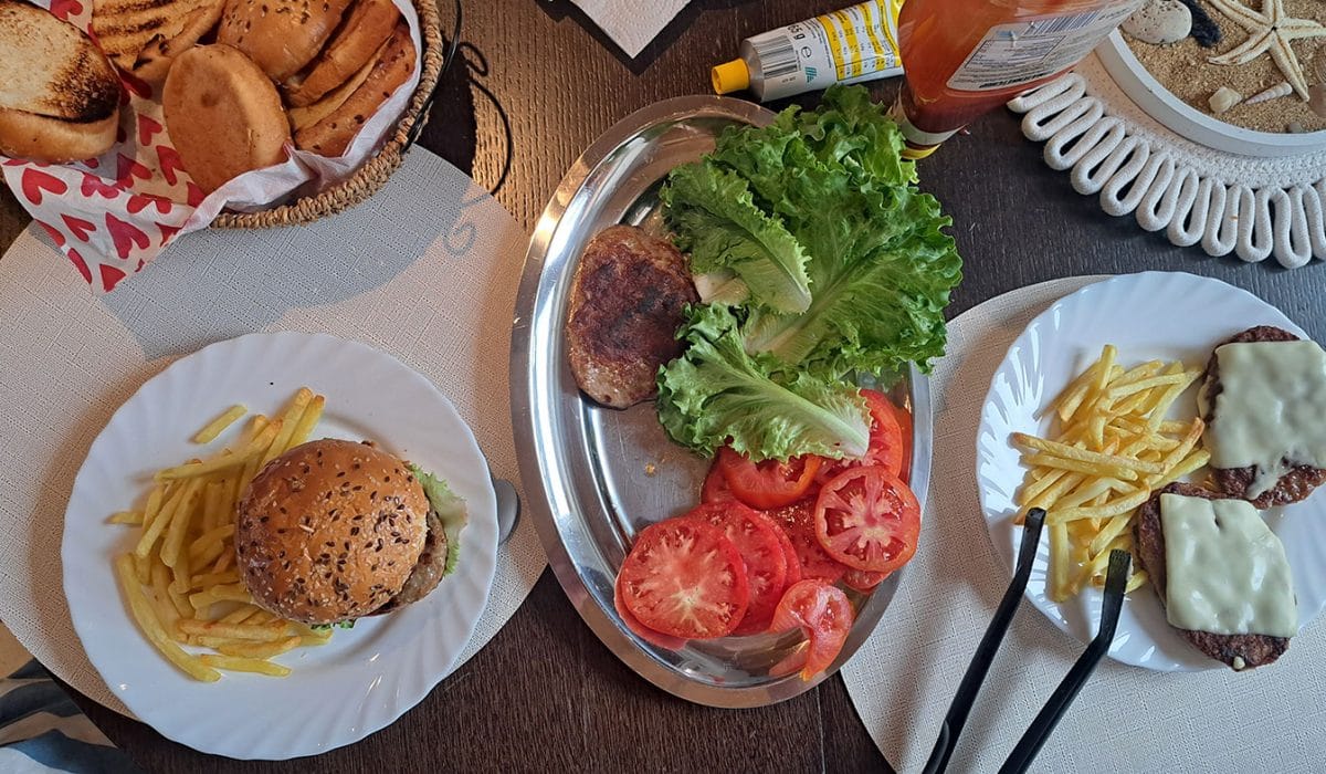 Burger, pomfri in solata