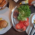 Burger, pomfri in solata