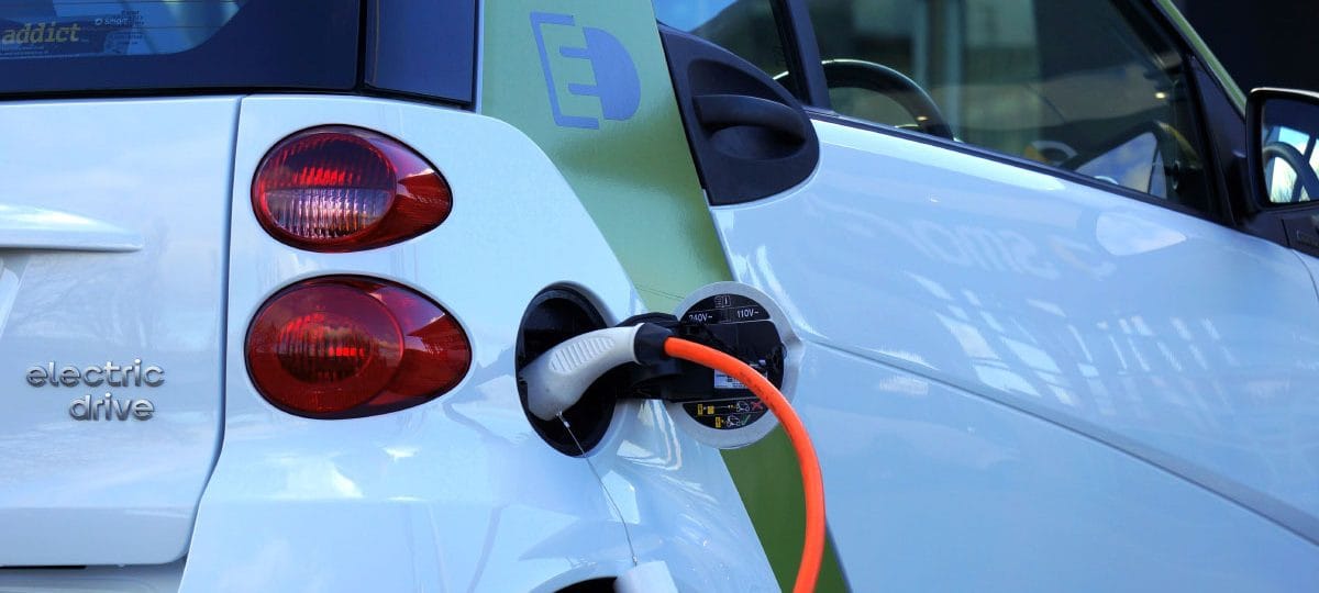Pet razlogov, zakaj je električni avtomobil lahko dobra izbira po upokojitvi