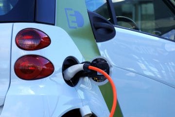 Pet razlogov, zakaj je električni avtomobil lahko dobra izbira po upokojitvi