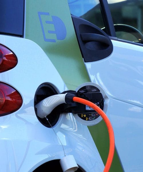 Pet razlogov, zakaj je električni avtomobil lahko dobra izbira po upokojitvi